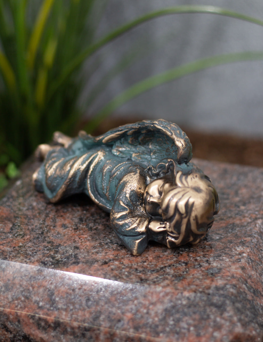 Engel Bronze liegend grün