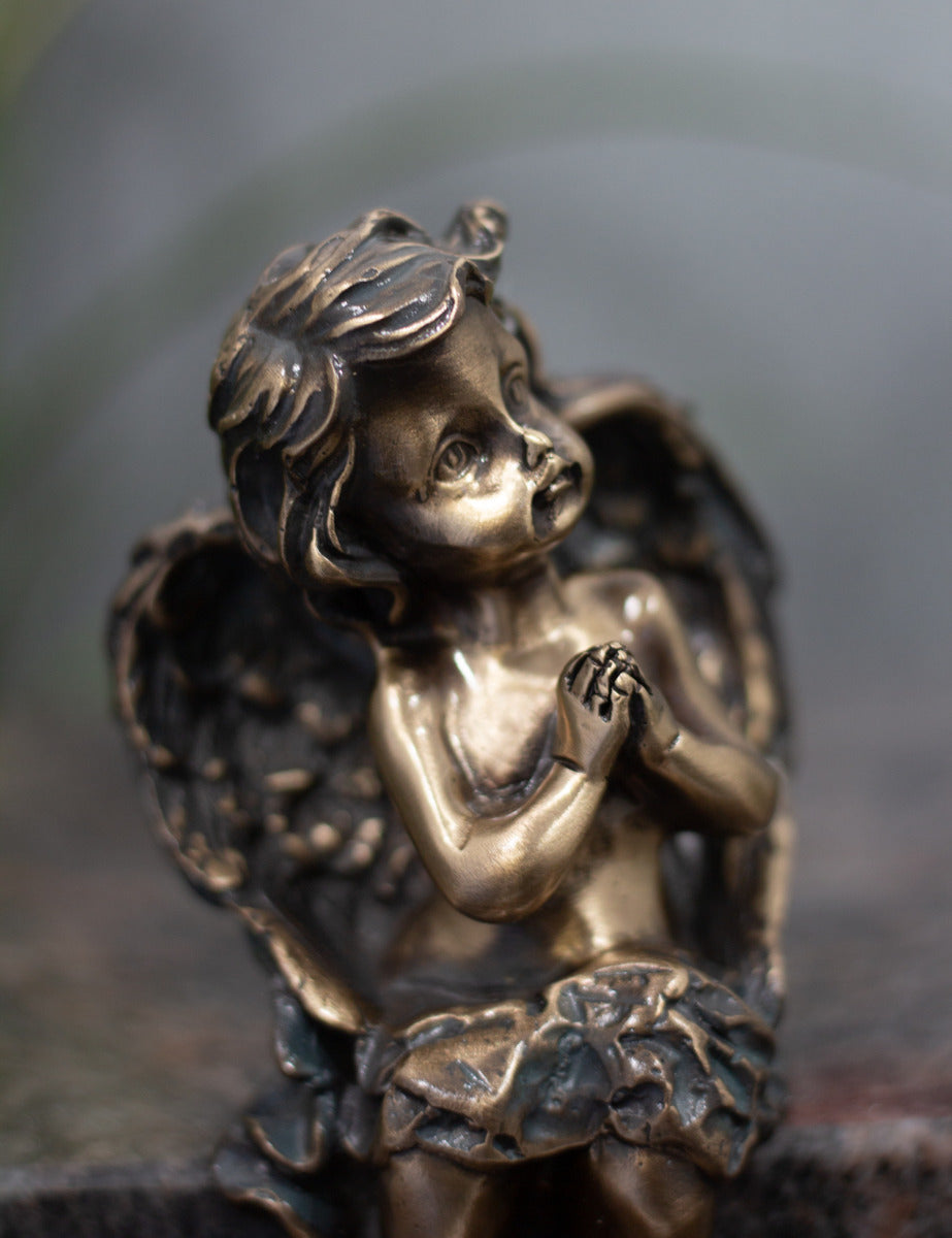 Engel Bronze sitzend grün