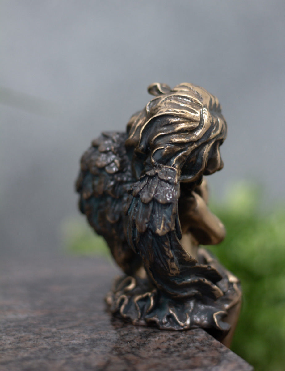 Engel Bronze sitzend grün