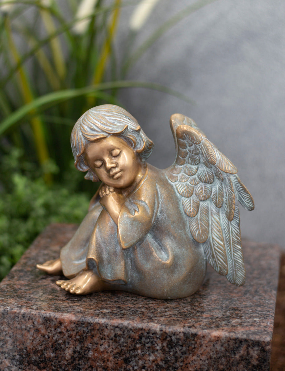 Bronze-Engel sitzend mit Wachgusspatina antik grün
